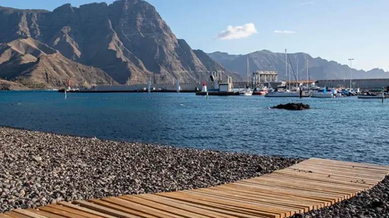 Detectan una nueva mancha sospechosa en la costa de Agaete