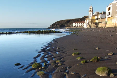 Cierra al baño playa en Candelaria por un vertido provocado por toallitas y restos de obra