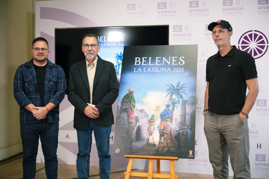 El concejal de Cultura, Adrían del Casatillo, el presidente de la Asociación de Belenistas de La Laguna, Alfonso Castilla, y el autor del cartel, Juan Cairós, durante la presentación de la ruta de belenes. 