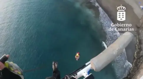 El GES evacúa en helicóptero a un hombre de Playa Montaña Arena