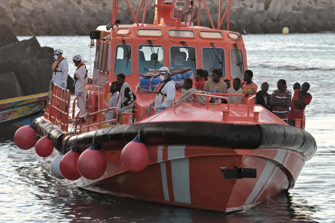 LA RESTINGA (EL HIERRO) (ESPAÑA), 16/11/2025.- Salvamento Marítimo ha rescatado este domingo en aguas cercanas a El Hierro dos cayucos en los que viajaban un total de 242 personas, entre ellas menores y mujeres, a los que ha trasladado al puerto de La Restinga. En la imagen, una de las dos balsas de bidones con la que cuatro ocupantes del cayuco se lanzaron al agua para intentar pedir ayuda tras quedarse sin combustible. EFE/Gelmert Finol