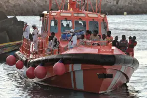 LA RESTINGA (EL HIERRO) (ESPAÑA), 16/11/2025.- Salvamento Marítimo ha rescatado este domingo en aguas cercanas a El Hierro dos cayucos en los que viajaban un total de 242 personas, entre ellas menores y mujeres, a los que ha trasladado al puerto de La Restinga. En la imagen, una de las dos balsas de bidones con la que cuatro ocupantes del cayuco se lanzaron al agua para intentar pedir ayuda tras quedarse sin combustible. EFE/Gelmert Finol