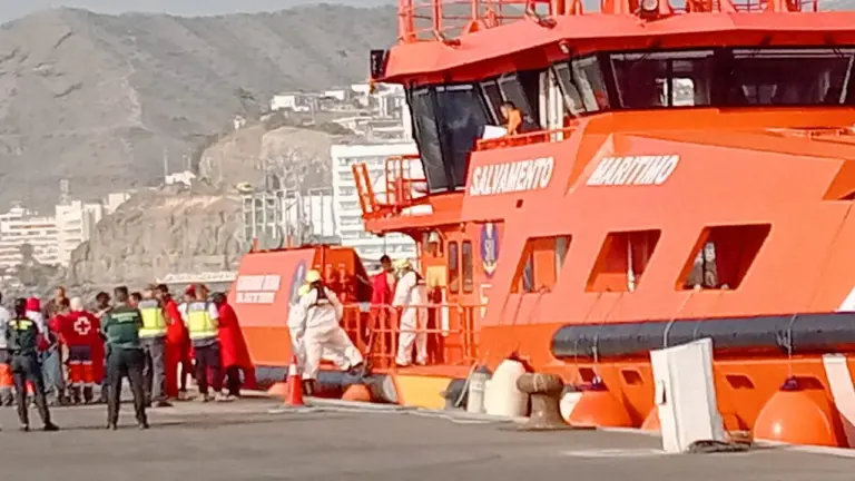 Salvamento rescata a 42 migrantes en una neumática al sur de Gran Canaria