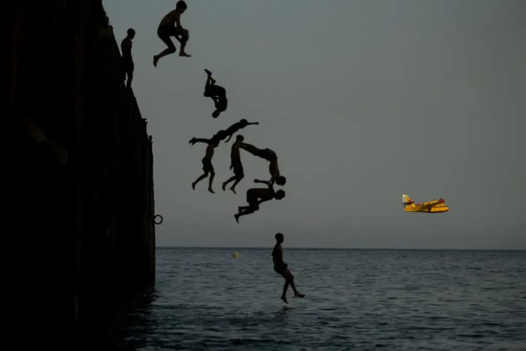 Grupo de jóvenes saltando al mar desde el muelle de Valleseco (Tenerife). Fotografía de Francisco Pallero Herreros.