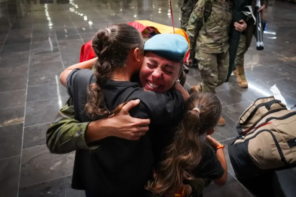 En el aeropuerto de Gran Canaria, les esperaba una calurosa bienvenida por parte de sus familiares, compañeros y amigos. Ministerio de Defensa.