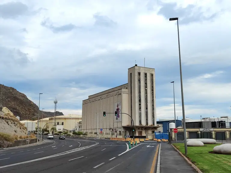 Piden parar la demolición del silo portuario de Tenerife, último de su tipo en España