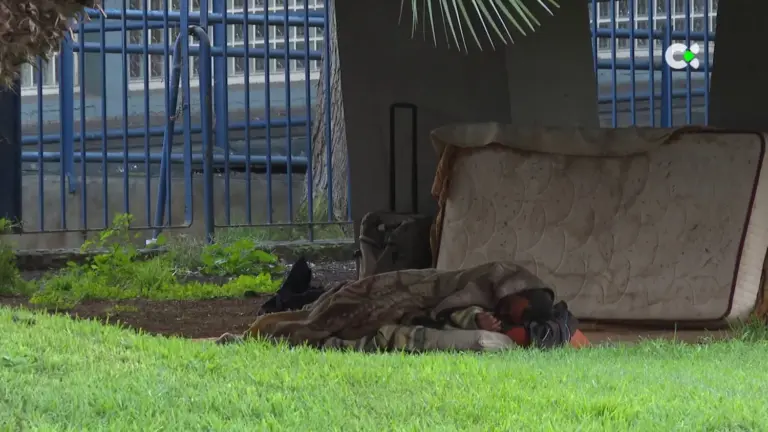 Santa Cruz de Tenerife pide la mediación de la Diputada del Común en la atención a personas sin hogar