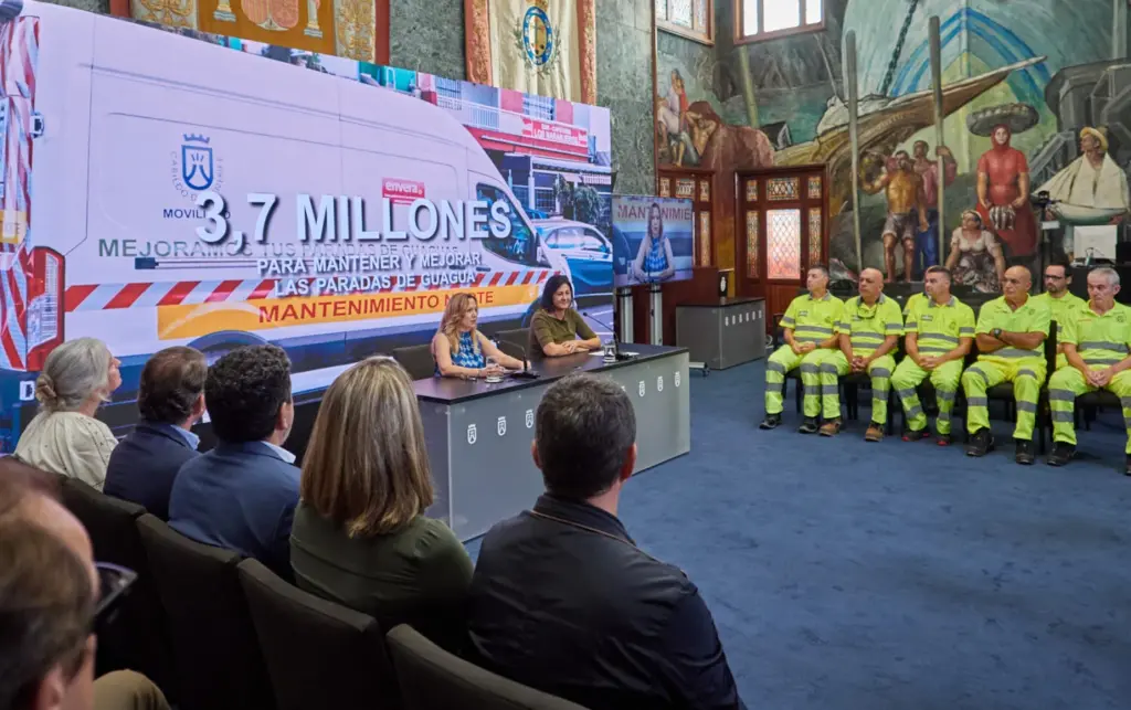 Un momento de la rueda de prensa del Cabildo de Tenerife para presentar el plan de mejora de las paradas de guagua de la Isla.