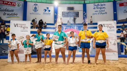 El terrero de Vecindario vibra con la gran final del VI Torneo del Fajín