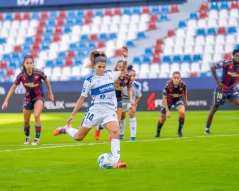 Remontada del Costa Adeje Tenerife al UD Levante en los minutos finales