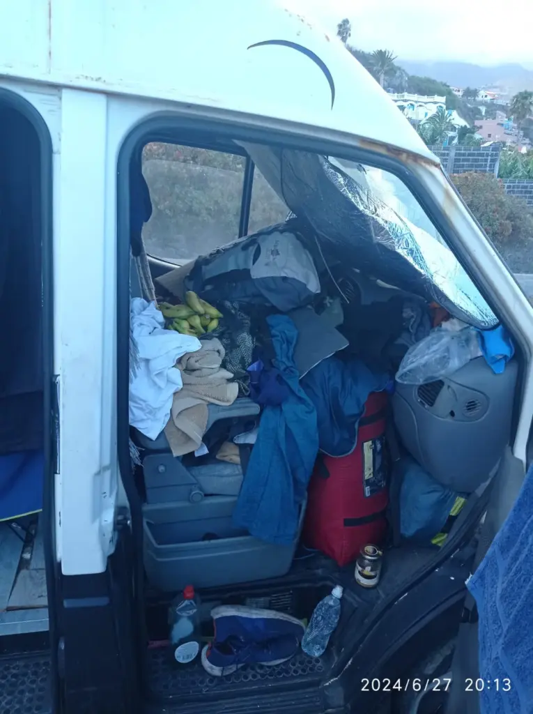 Furgoneta utilizada como vivienda en La Palma