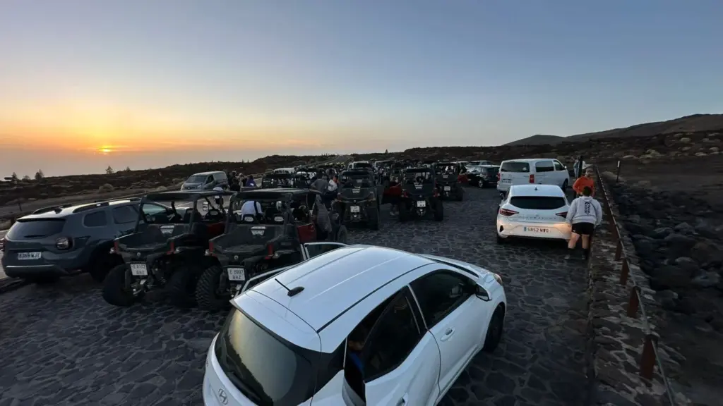 Vehículos de visitantes en la zona del Parque Nacional del Teide