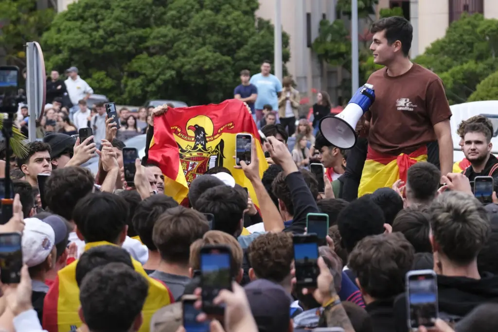 Vito Quiles celebra entre protestas un acto sin autorización en la ULL. EFE