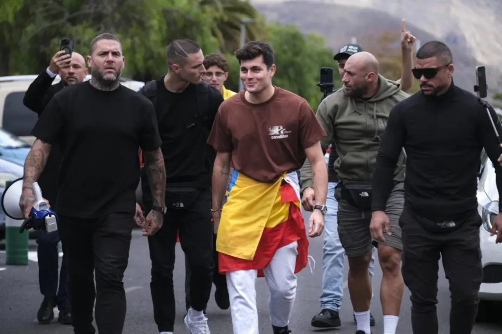 El activista ultraderechista Vito Quiles se ha acercado hasta el campus de La Laguna rodeado por un importante dispositivo policial. EFE