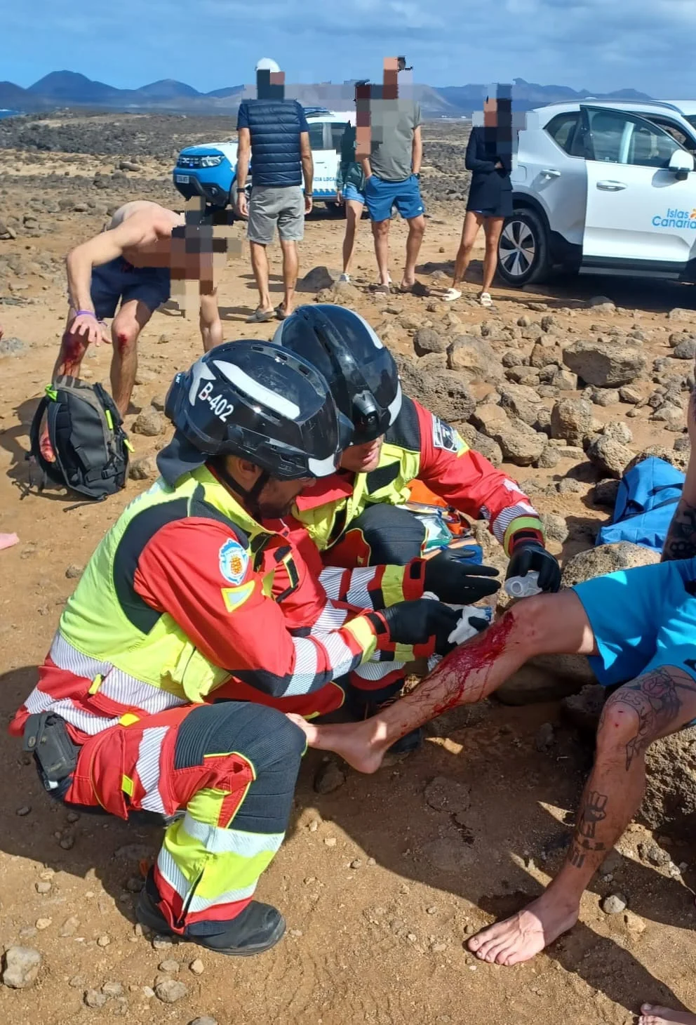 Cuatro heridos de diversa gravedad por un golpe de mar en Lanzarote. Imagen cedida por los bomberos del Consorcio.