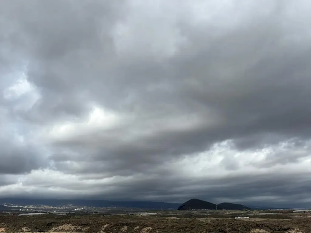 Canarias se prepara para la borrasca Claudia: suspende clases y activa planes de emergencia. Imagen de El Médano, Tenerife. RTVC.