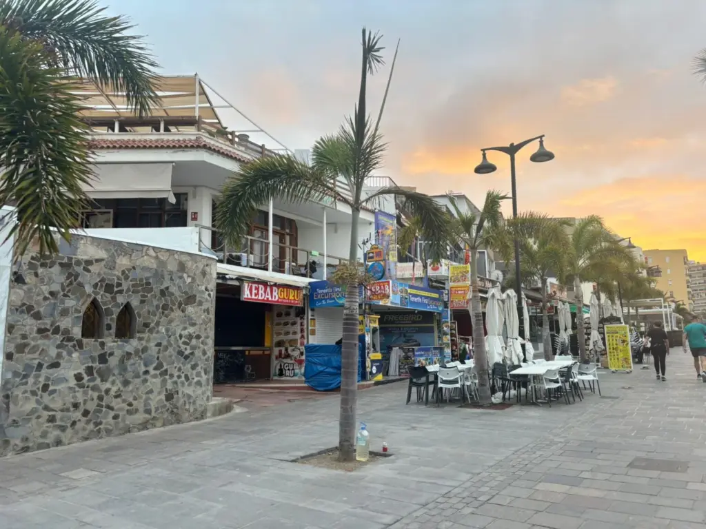 Edificio que sufrió un incendio en Arona