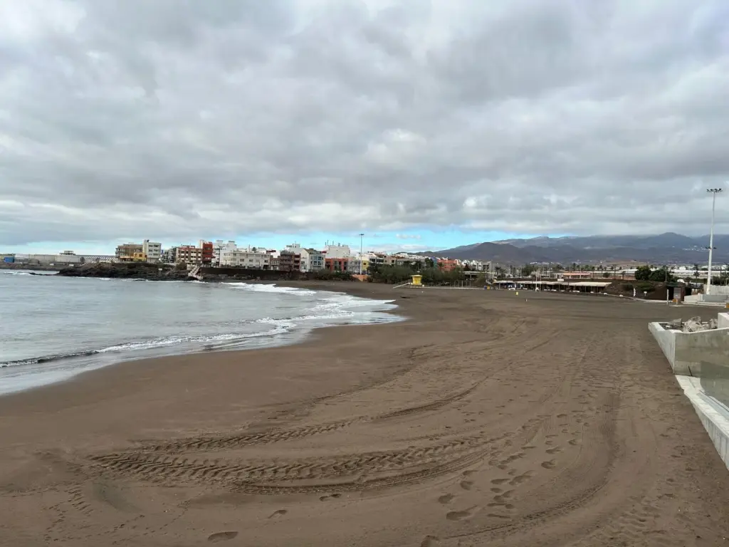 Playa de Melenara cerrada por la contaminación 