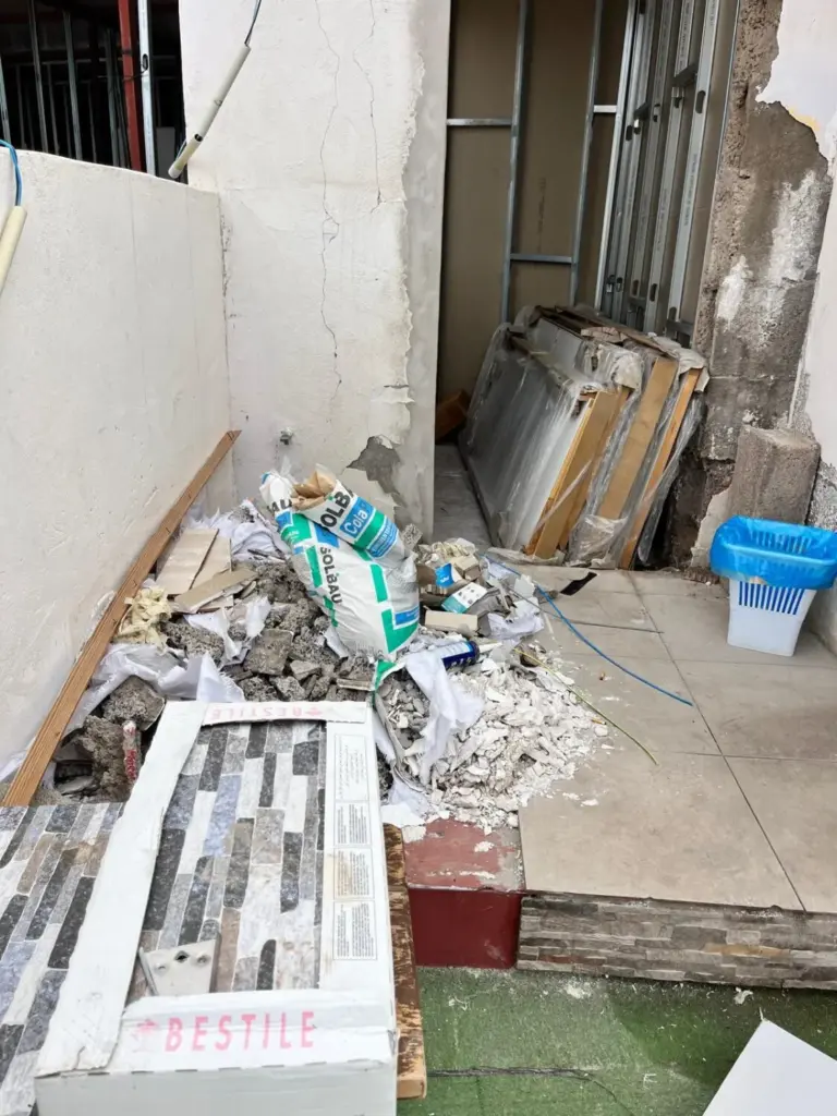 Escombros en la azotea del edificio incendiado en Arona