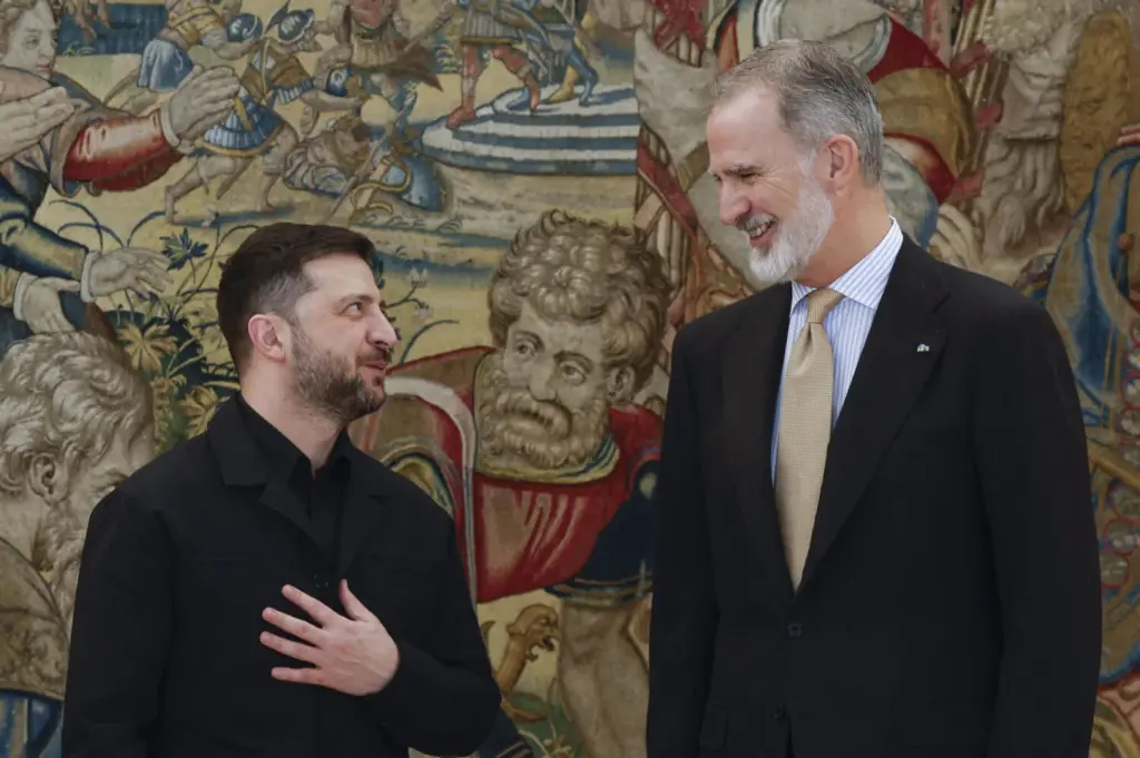 El rey Felipe VI mantiene un encuentro con el presidente de Ucrania, Volodímir Zelenski, que realiza su tercera visita a España, este martes en el palacio de la Zarzuela. EFE/ J.J. Guillén