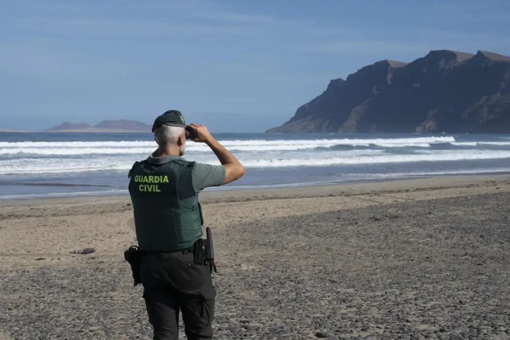 Un agente de la Guardia Civil participando en el dispositivo de rastreo