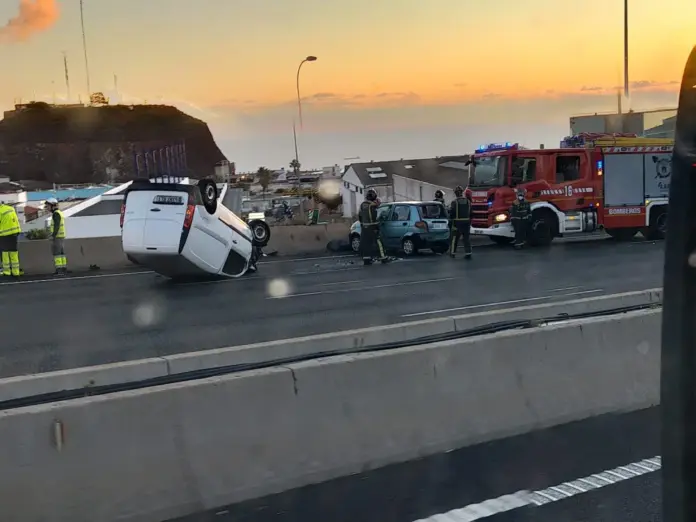 Bomberos de Tenerife actúan en el accidente de tráfico ocurrido en la mañana de este miércoles en la TF-5