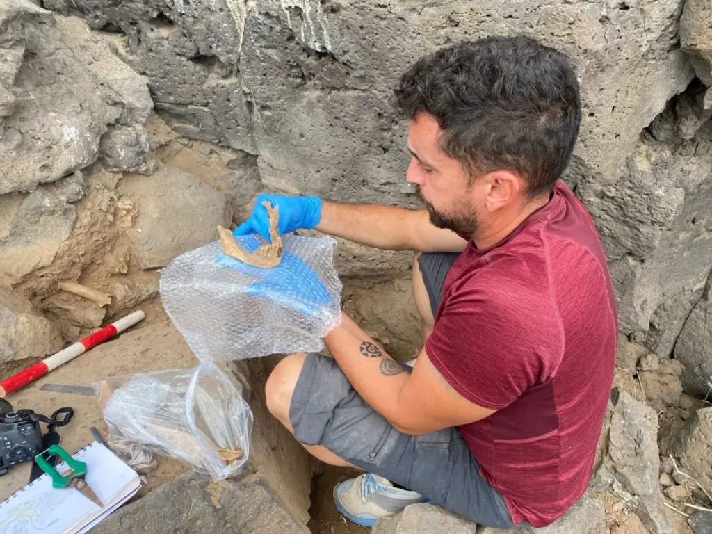 Excavación en necrópolis de Ayraga