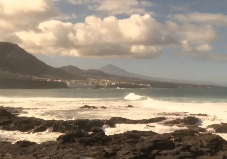 Fuerte oleaje en el norte y temperaturas en ligero descenso en Canarias