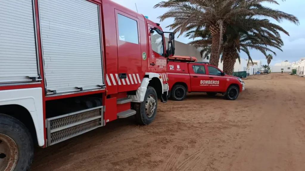 Rescatan un barco encallado en playa Alambra, en La Graciosa