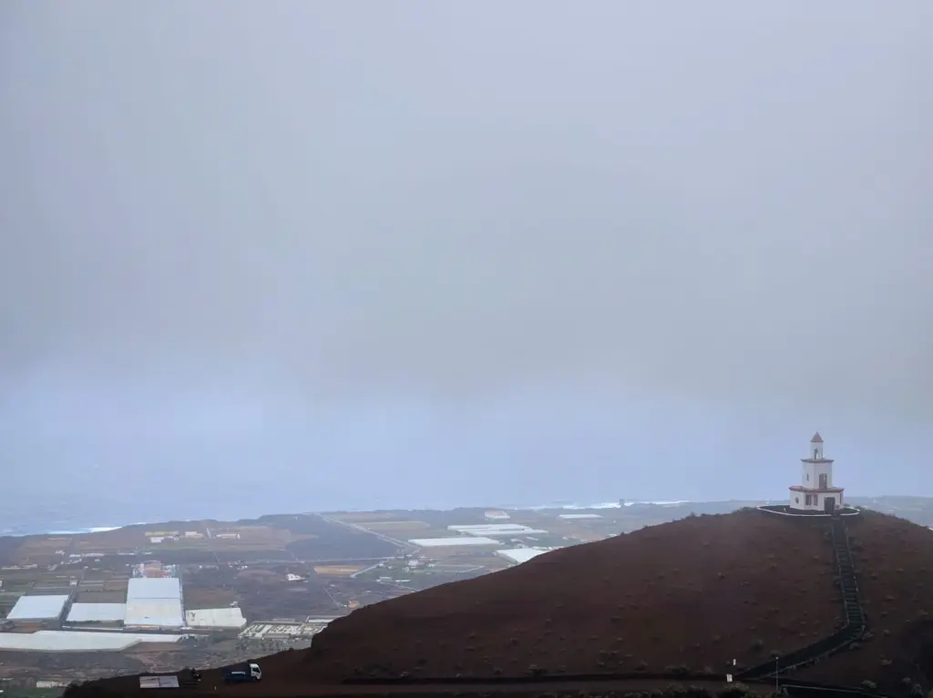 Nubes bajas y lluvia en Valle de El Golfo, en El Hierro, durante la borrasca Claudia