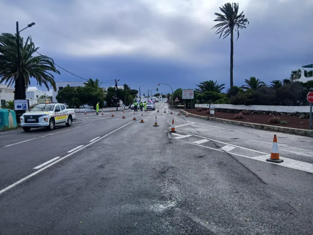 Corte de la LZ-20 Tiagua por la retirada del poste con riesgo de caída tras el paso de la borrasca Claudia