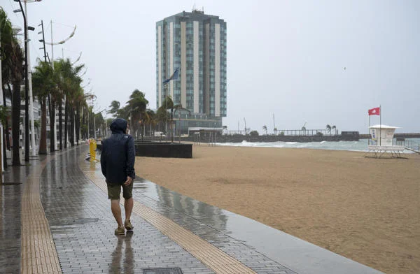 La borrasca Claudia azota la isla de Lanzarote con vientos y lluvia. EFE/Adriel Perdomo