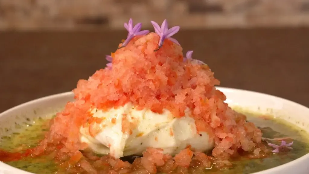 Burrata canaria con escarcha de tomate y pesto / La receta 'Como en casa' de RTVC