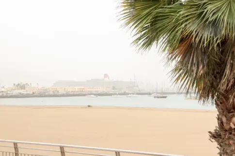 Canarias declara la prealerta por calima y fenómenos costeros