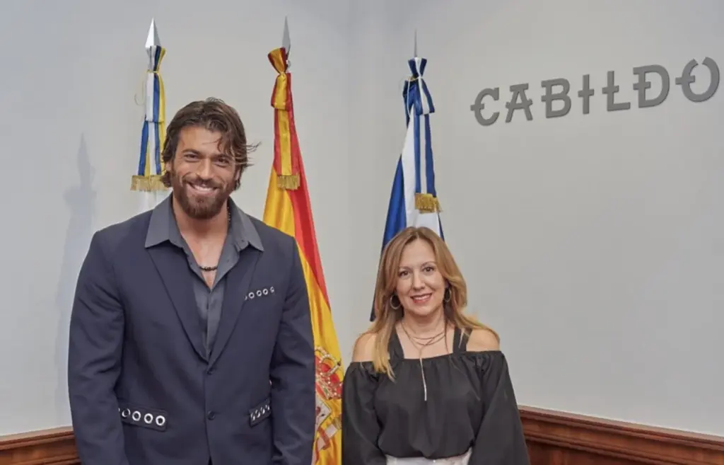 Can Yaman junto a la presidenta del Cabildo de Tenerife, Rosa Dávila, en una imagen compartida por el actor en su instagram