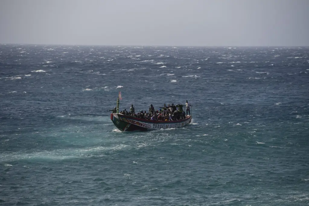 La Guardia Civil informó del avistamiento de un segundo cayuco, esta vez a menos de una milla del muelle de La Restinga, en la isla de El Hierro