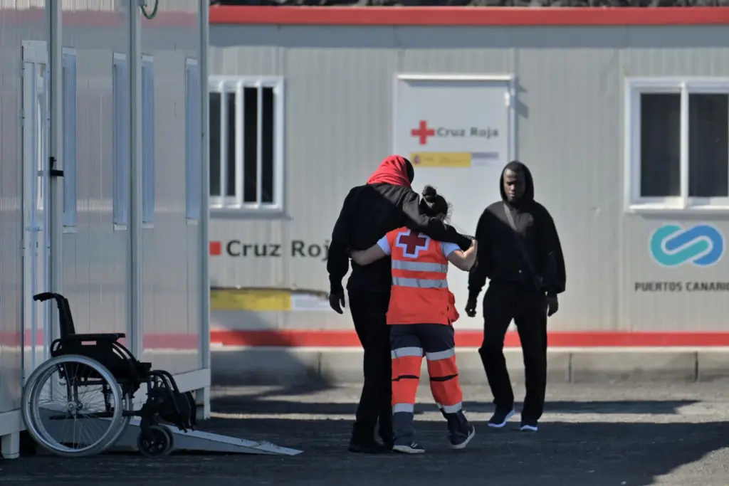 El Gobierno transfiere 100 millones de euros a Canarias para atender a menores migrantes. EFE