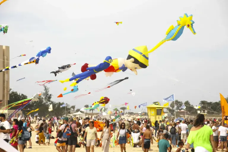 Más de 200 cometeros de todo el mundo llenan de color el cielo de Corralejo