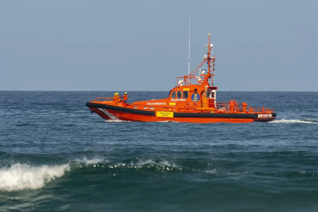 En la imagen, una embarcación de Salvamento Marítimo. EFE/Adriel Perdomo