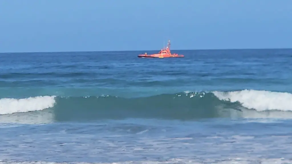 El helicóptero del Grupo de Emergencias y Seguridad del Gobierno de Canarias busca en la costa de Lanzarote al hombre desaparecido ayer en la playa de Famara