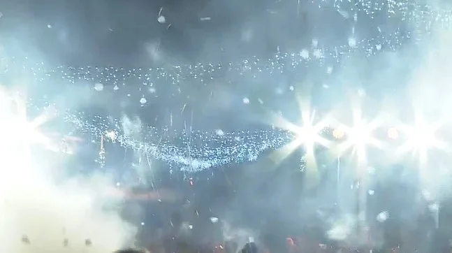 La capital de Lanzarote da la bienvenida a la Navidad con una iluminación especial para estas fiestas al ritmo de música y pasacalles