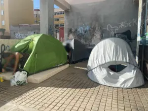 La Policía Local de Santa Cruz de Tenerife desaloja las personas que vivían en los aledaños del pabellón Pancho Camurria y los anexos al Parque La Granja