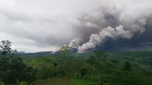 Casi 1.000 evacuados por la erupción del volcán Semeru en Indonesia
