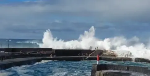 Trágica jornada en el mar en Tenerife: tres fallecidos y quince heridos en plena prealerta por fenómenos costeros
