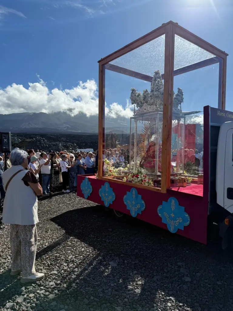 Son muchos los que se han dado cita en Todoque para ver a la Virgen de las Nieves