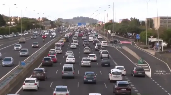 Numerosos vehículos permanecen retenidos en la autopista TF-5 en dirección Santa Cruz de Tenerife al producirse un choque por alcance