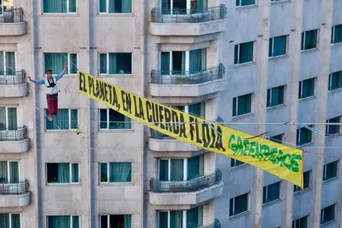 Greenpeace desafía a las alturas para pedir el fin de los combustibles fósiles