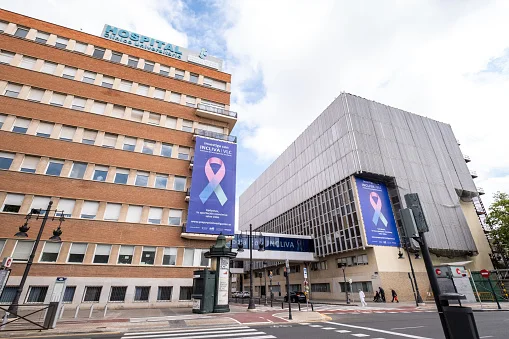 Fachada del hospital Clínico de València, donde permanece ingresada una niña afectada por un tratamiento dental