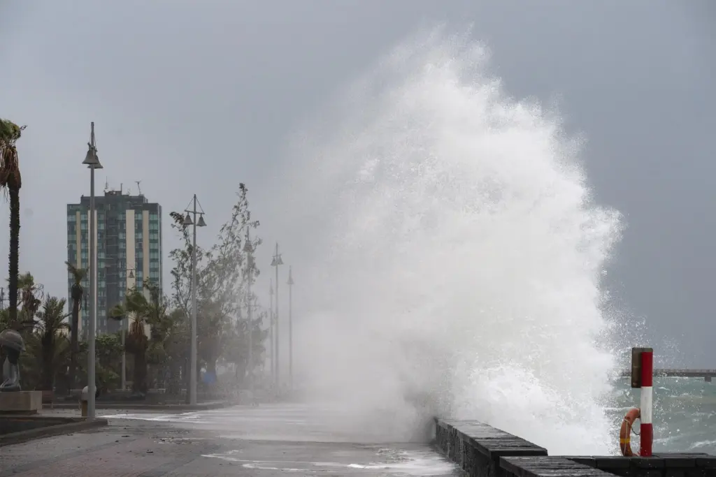 La borrasca Claudia azota la isla de Lanzarote con vientos y lluvia. EFE/Adriel Perdomo