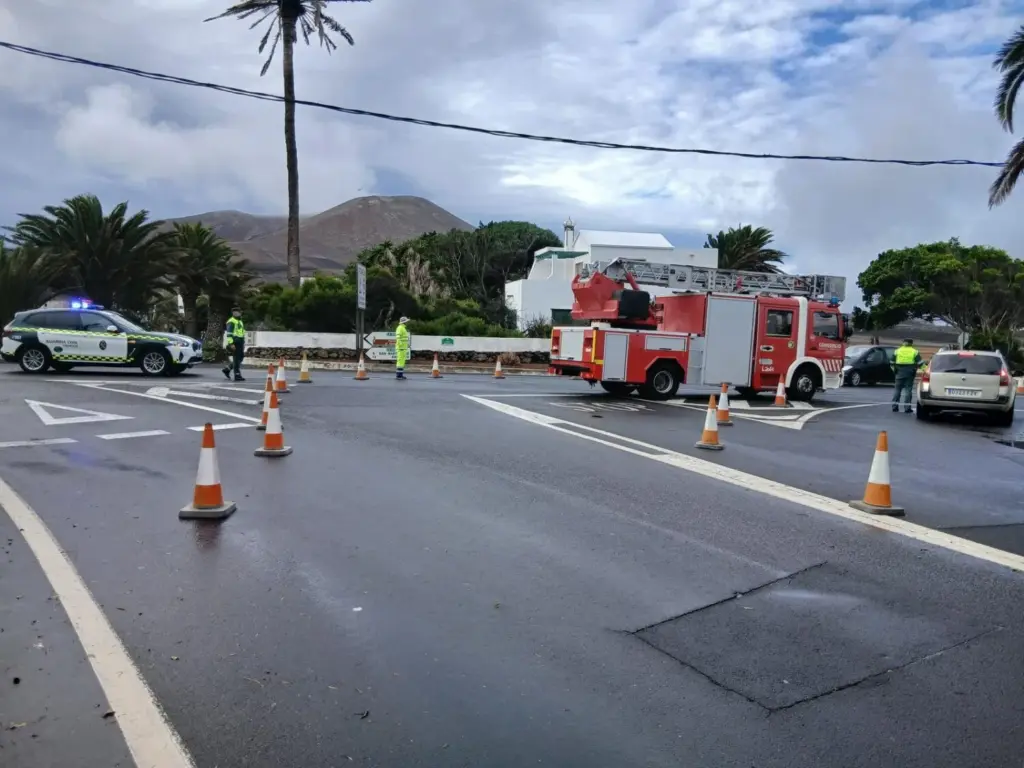 Corte de la LZ-20 Tiagua por la retirada del poste con riesgo de caída tras el paso de la borrasca Claudia